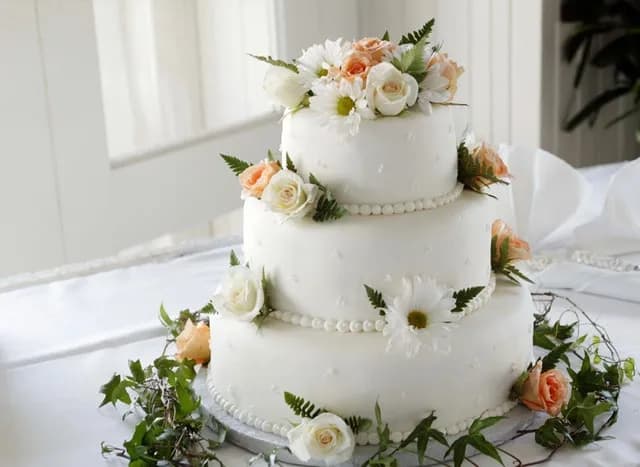Ile kosztuje tort na 40 osób? Ceny, style i ważne czynniki Ile kosztuje tort na 40 osób? Ceny, style i ważne czynniki