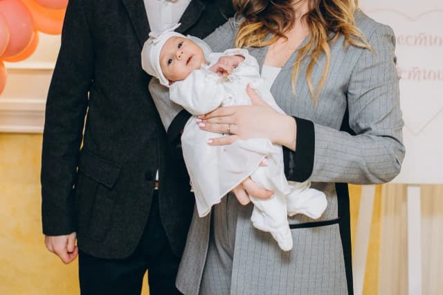 Jak ubrać się na chrzciny jako gość - elegancja i szacunek w strojach Jak ubrać się na chrzciny jako gość - elegancja i szacunek w strojach