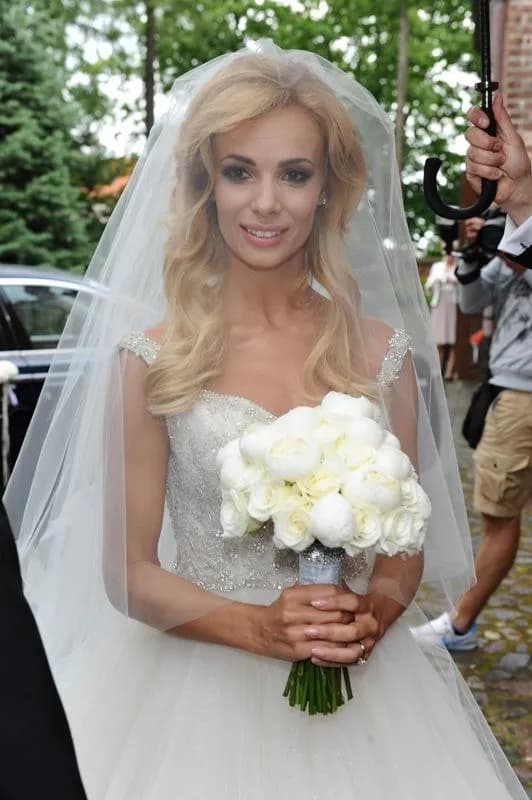 Sukienki Izabeli Janachowskiej na ślub: Jak wybrać idealną stylizację bez błędów? Sukienki Izabeli Janachowskiej na ślub: Jak wybrać idealną stylizację bez błędów?