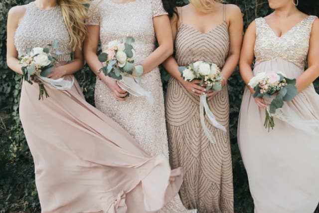 W czym na ślub cywilny jako gość? Eleganckie stylizacje, które zachwycą W czym na ślub cywilny jako gość? Eleganckie stylizacje, które zachwycą