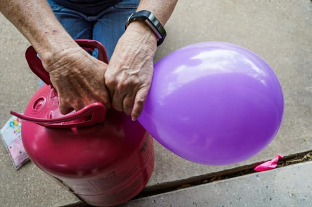 Jak napełnić balony helem - proste kroki i ważne wskazówki Jak napełnić balony helem - proste kroki i ważne wskazówki