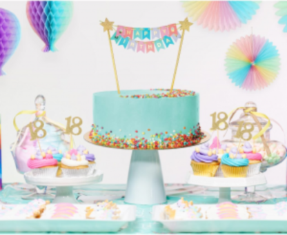Tort i babeczki urodzinowe z pikerami na słodyczach