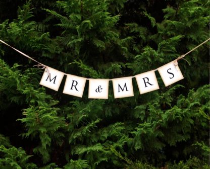 Baner na choince z napisem "Mr i Mrs"