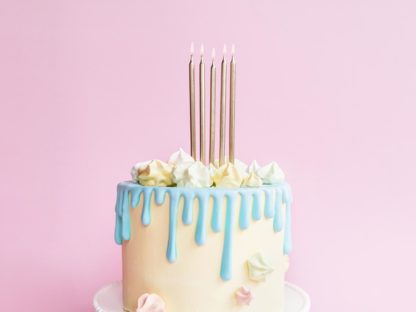 Długie, złote świeczki na tort