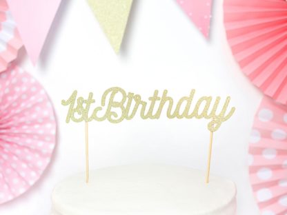 Złoty topper w kształcie napisu "1st birthday"