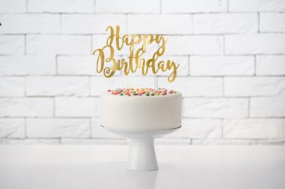 Złoty Topper w kształcie napisu "happy birthday"