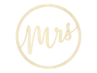 Drewniana zawieszka z napisem "Mrs"