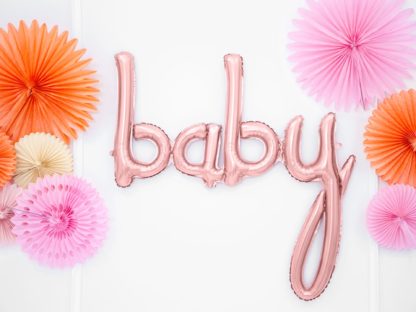 Różowe złoto balon foliowy w kształcie napisu "baby"