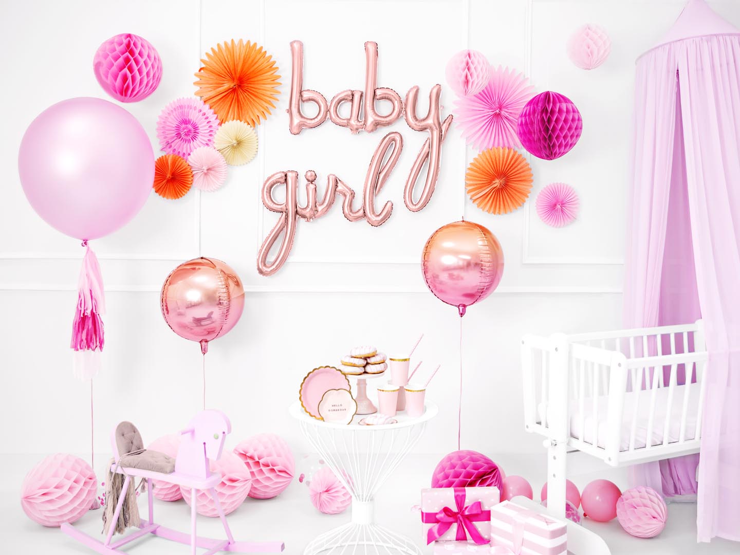 Różowe złoto balony foliowe w kształcie napisów "baby" i "girl"
