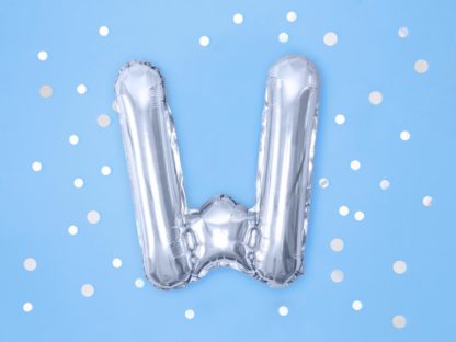 Srebrny balon foliowy w kształcie litery W