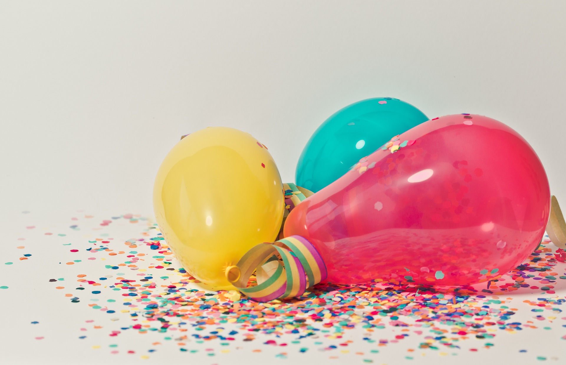 Balony leżące na konfetti