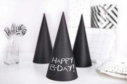 Czarna czapeczka papierowa urodzinowa z napisem happy b-day