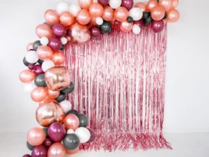 Różowa kurtyna party i balony