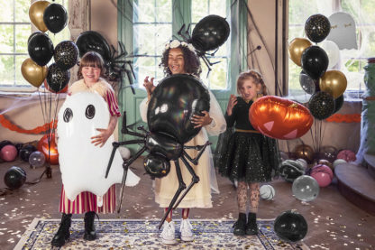 Dzieci z balonami na przyjęciu Halloween