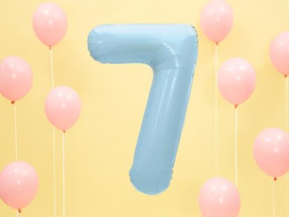Niebieski balon foliowy w kształcie cyfry 7 i różowe baloniki