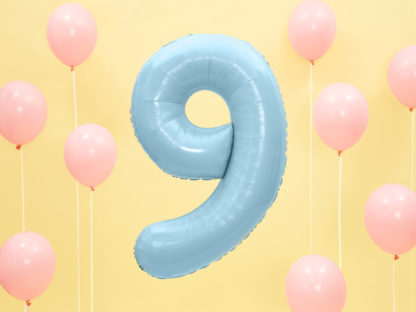 Niebieski balon foliowy w kształcie cyfry 9 i różowe baloniki