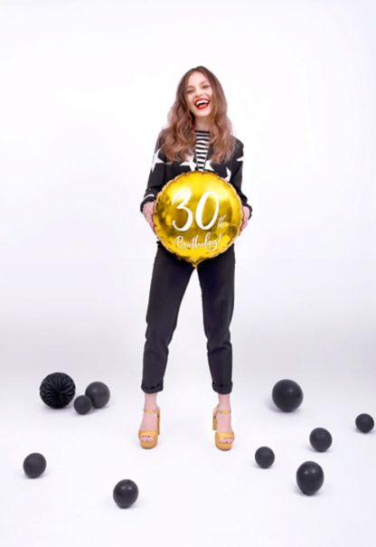 Kobieta z balonem na 30 urodziny