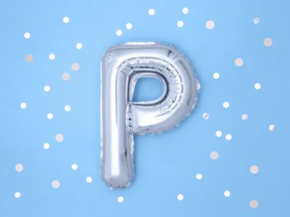 Srebrny balon foliowy w kształcie litery P na niebieskim tle
