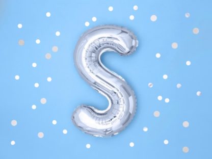 Srebrny balon foliowy w kształcie litery S na niebieskim tle