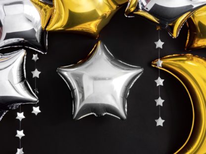 Srebrne i złote balony foliowe w kształcie gwiazdek i księżyca