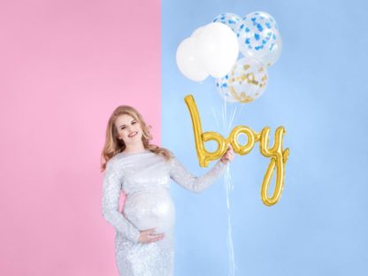 Kobieta w ciąży z zestawem balonów "boy"