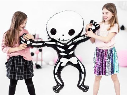 Dziewczynki z balonem foliowym w kształcie szkieletu człowieka