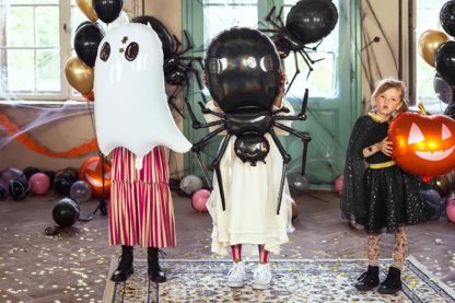 Dzieci z balonami foliowymi w kształcie duchów i innych stworzeń