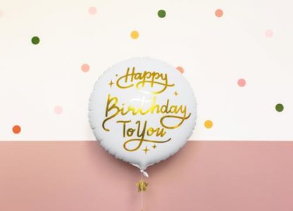 Biały balon foliowy ze złotym napisem "happy birthday to you"