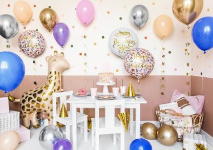 Przyjęcie urodzinowe z różnymi balonami foliowymi