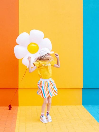 Dziewczynka z balonem foliowym w kształcie stokrotki