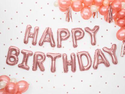 Napis urodzinowy z balonów liter w kolorze różowego zlota