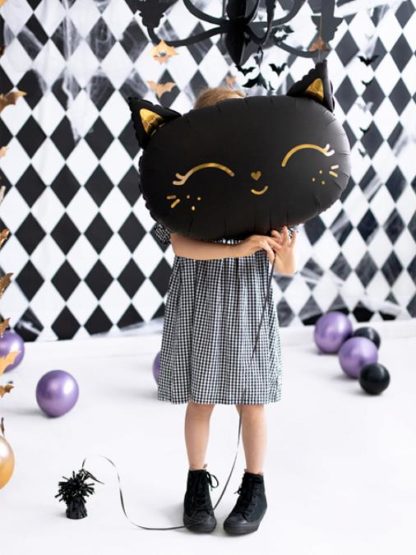 Dziewczynka z balonem foliowym w kształcie kotka