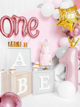 Różowe balony foliowe w kształcie cyfry 1 i napisu "one"