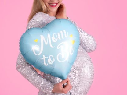 Kobieta w ciąży z niebieskim balonem foliowym