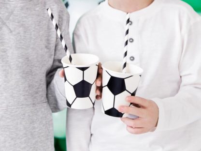 Chłopcy z papierowymi kubeczkami z motywem piłki nożnej