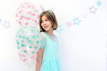 Dziewczynka z balonami lateksowymi w serduszka