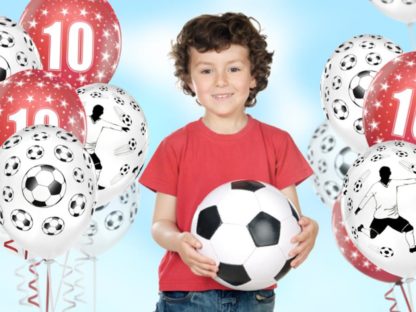 Chłopiec w otoczeniu balonów z motywem piłki nożnej