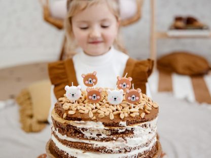 Tort urodzinowy ze świeczkami w kształcie misiów