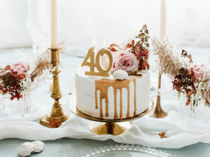 Tort ze świeczką w kształcie liczby 40