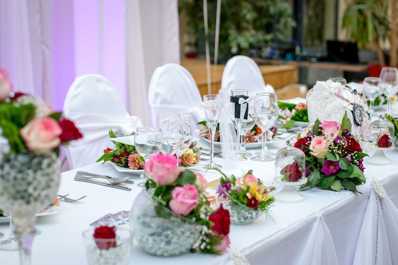 Stół weselny z dekoracjami i gadżetami