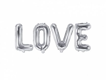 Srebrne balony foliowe w kształcie liter układające się w napis "love"
