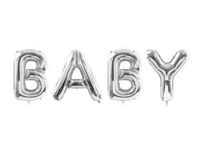 Srebrne balony foliowe w kształcie liter, układające się w napis "baby"