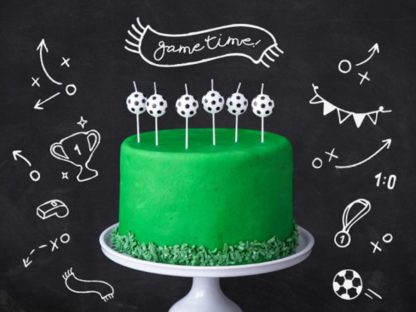 Tort ze świeczkami dla fana piłki nożnej
