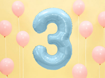Niebieskie balon foliowy w kształcie cyfry 3 i różowe balony