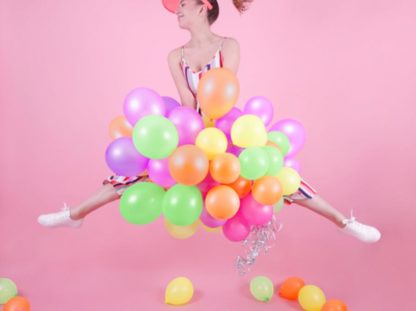 Kobieta z neonowymi balonami lateksowymi