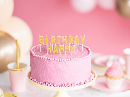 Tort ze świeczkami urodzinowymi w kształcie literek