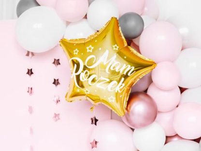 Złoty balon w kształcie gwiazdki z napisem "mam roczek" i różowe balony foliowe