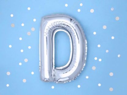 Srebrny balon foliowy w kształcie litery D na niebieskim tle