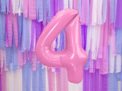 Różowy balon foliowy w kształcie cyfry 4 i girlandy